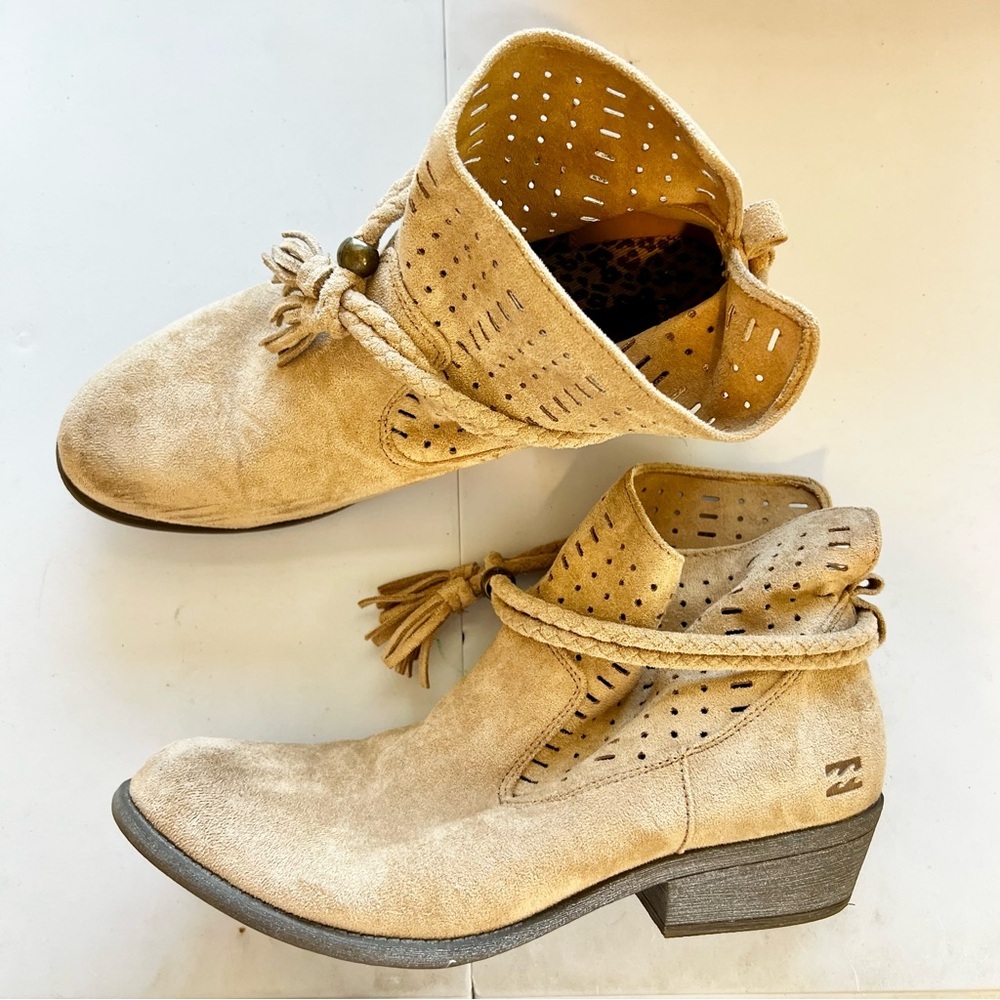 Billabong Beige Suede Ankle Boots with Tassels - Picture 2 of 12